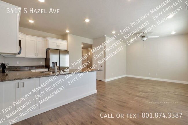 Building Photo - Amazing 3 Bed - 2.5 Bath Townhome - Locate...