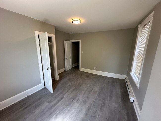 Building Photo - Discover the charm of this spacious 3-bedr...
