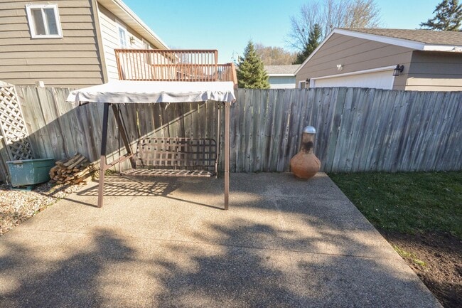 Building Photo - Ranch-style home with great fenced yard & patio!