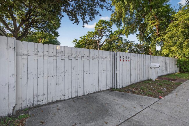 Building Photo - 2009 NW 21st Ave