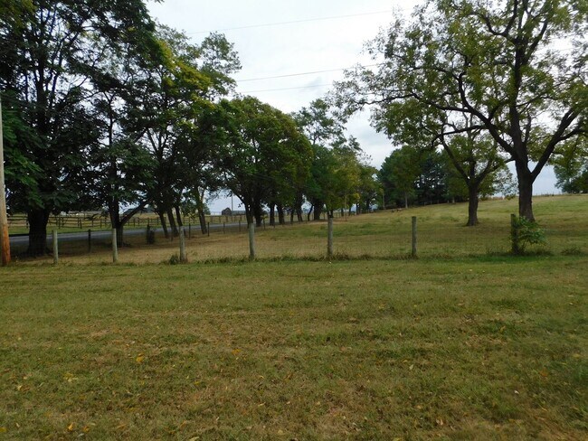 Building Photo - Country Living!