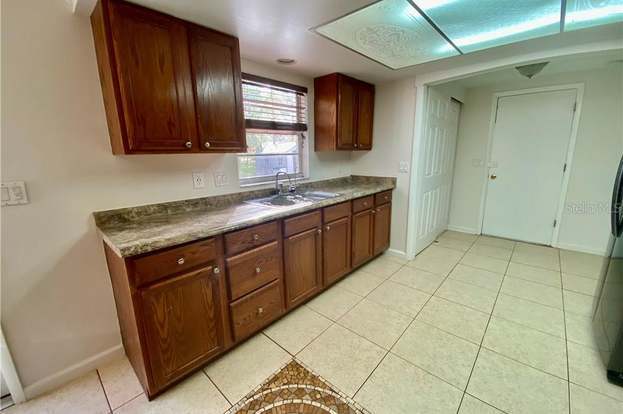 Building Photo - 16131 Manorwood Cir