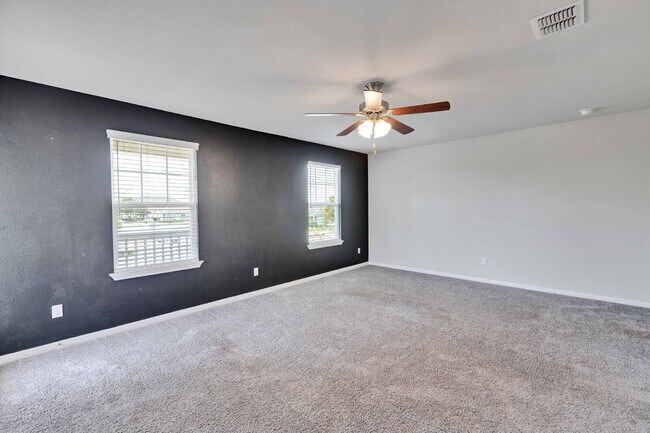 Building Photo - 3 Bedroom Home on Corner Lot - One Month FREE