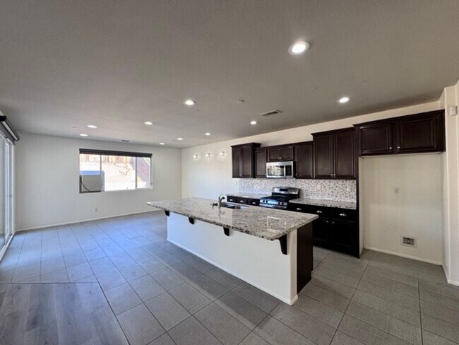 Building Photo - MOVE IN SPECIAL!! Move in on or before Oct...