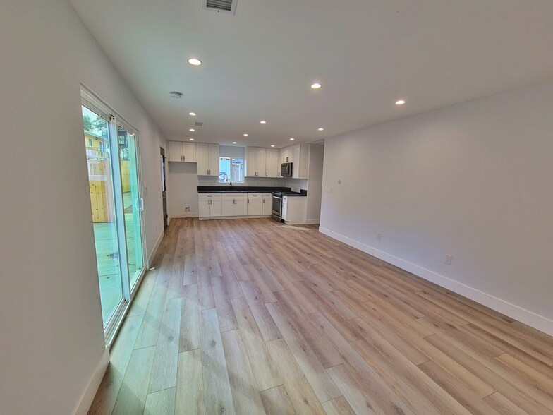 Building Photo - 6842 Yolanda Ave