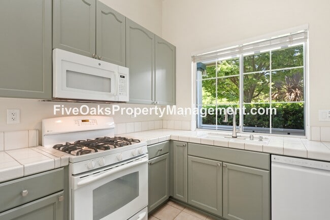 Building Photo - 885 Rathbone Cir