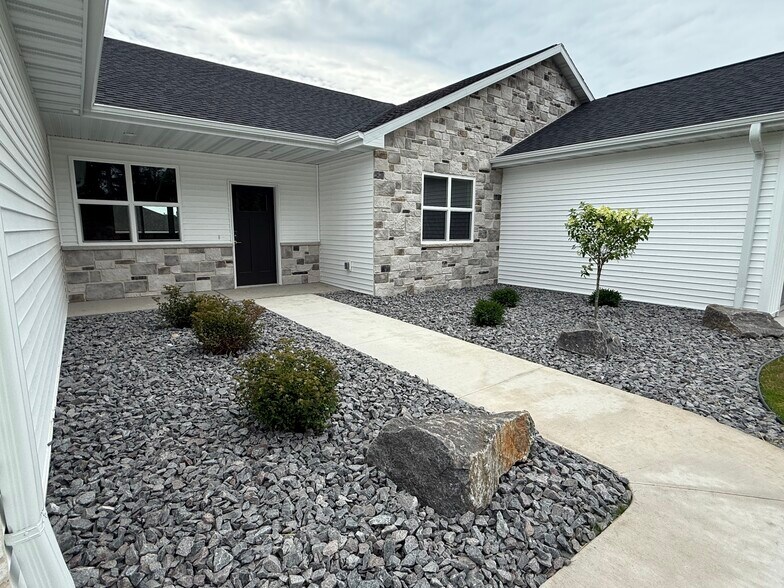 Building Photo - 2129 Clover Field Dr