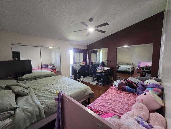 Building Photo - 5204 Bayside Dr