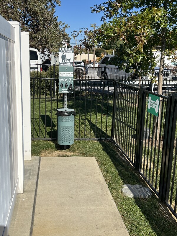 Building Photo - 550 New Holland Ave