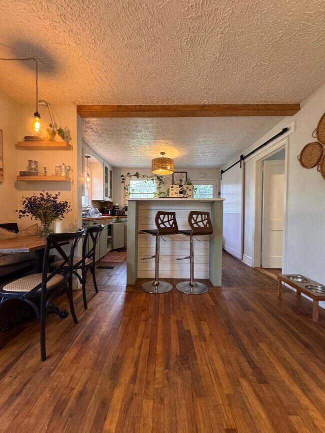 Building Photo - Cozy Two-Bedroom Furnished Bungalow