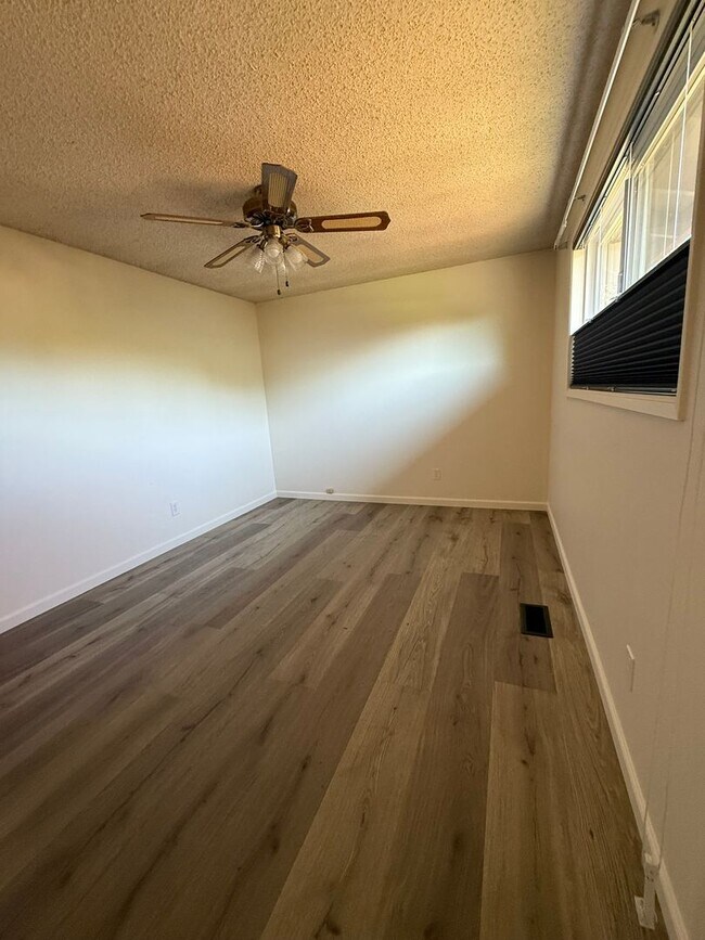 Building Photo - Stunning Pet Friendly Three Bedroom Corval...