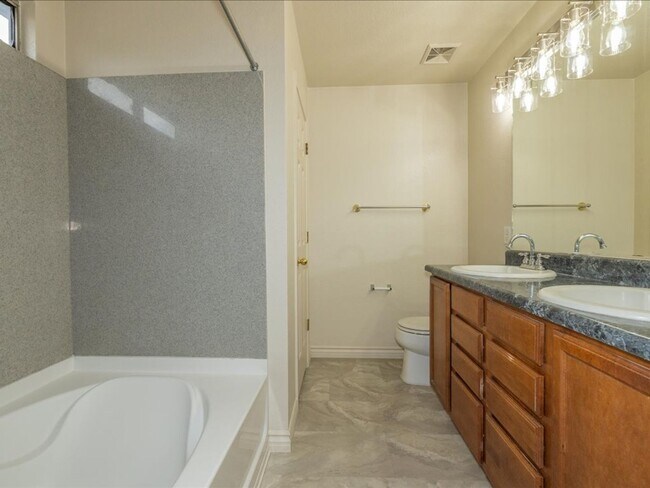 Building Photo - 3 Bedroom 2 Bathroom with Den