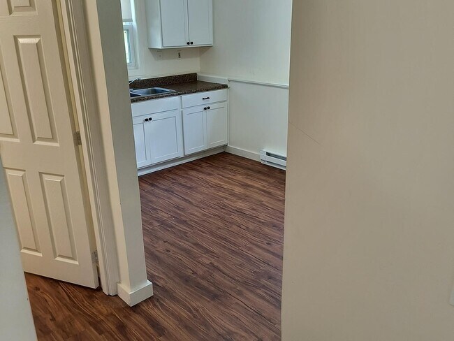 Building Photo - 8 Renarl Ave