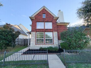 Building Photo - Gorgeous Large Floorplan with High Ceilings!