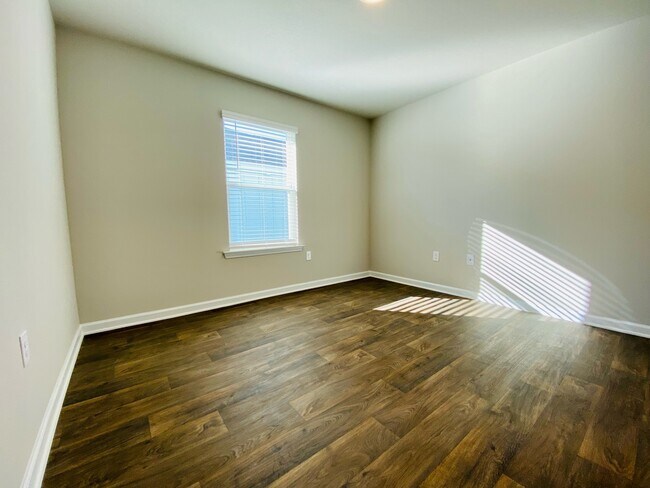 Building Photo - 23135 Shadowridge Dr