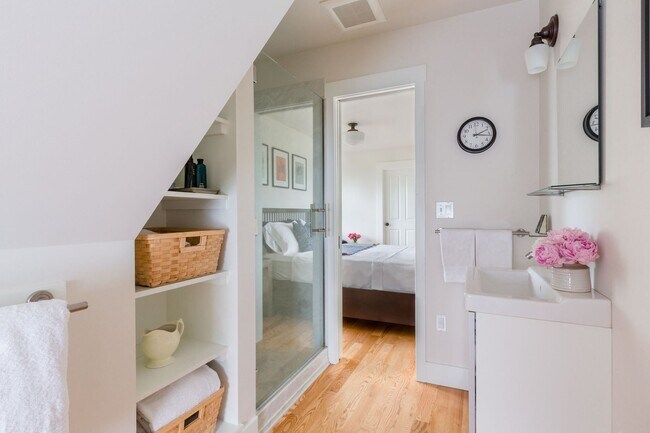 Building Photo - Madrona Home