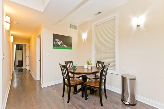 Building Photo - 2 bedroom in Chicago IL 60618