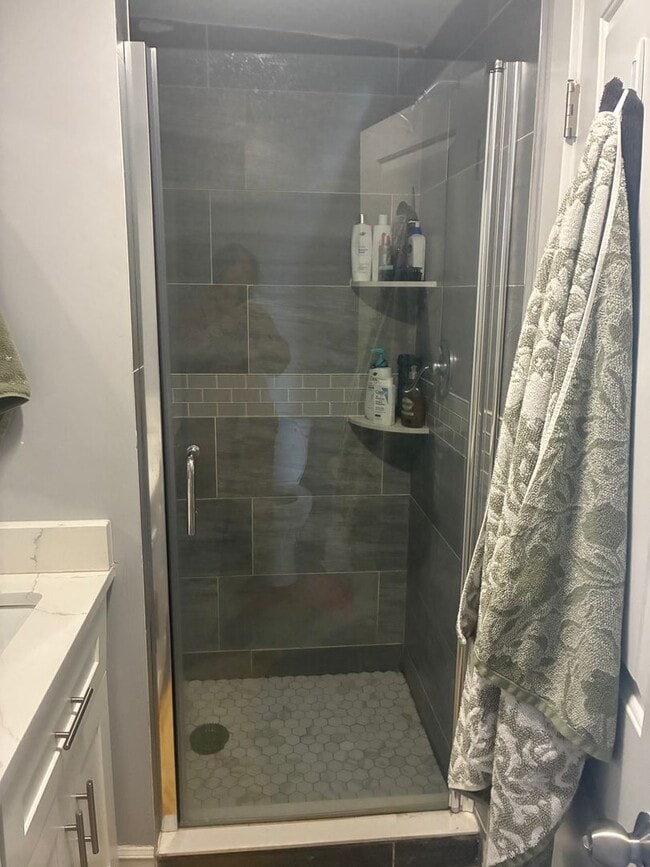 Building Photo - 4 BED 3.5 BATH RENOVATED HOUSE WITH AC LAUNDRY OUTDOOR SPACE!