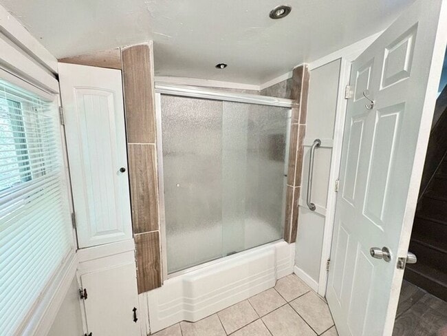 Building Photo - 533 Broadway St