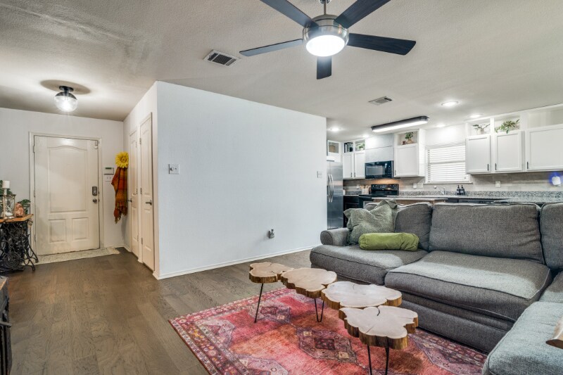 Building Photo - 2050 Lake Trail Dr