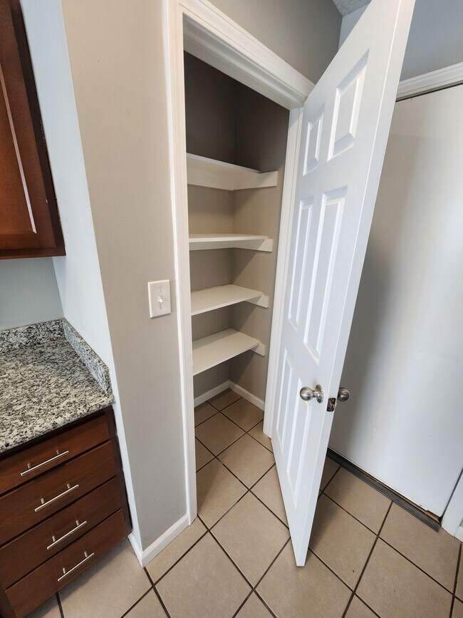 Building Photo - 7110 SW Greenview Dr