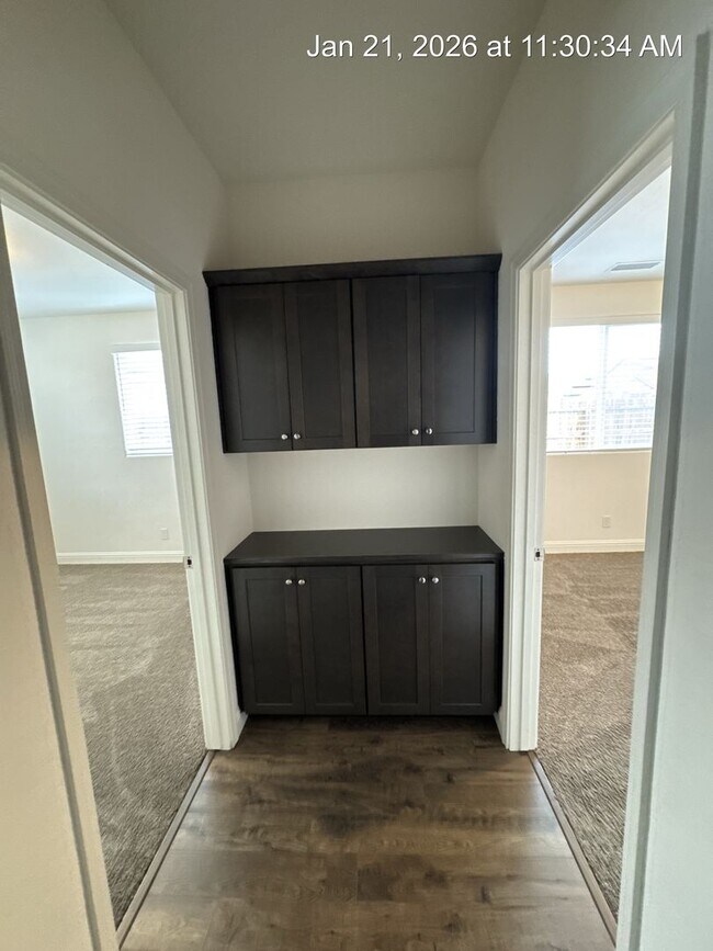 Building Photo - 4 Bedroom home located in Northside Visalia! Available Now!!