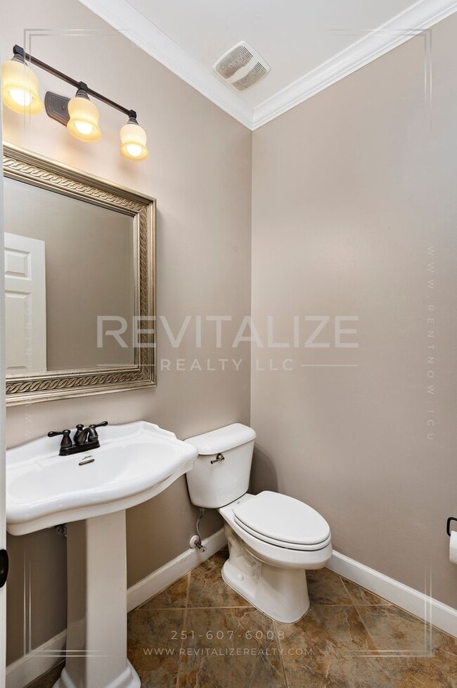 Building Photo - 3 Bed 2.5 Bath Townhome in West Mobile