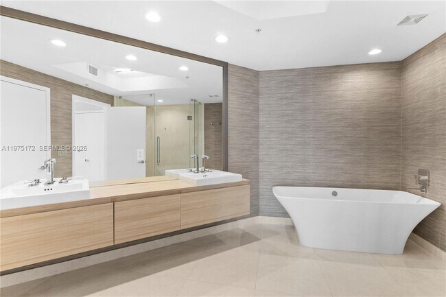 Building Photo - 17301 Biscayne Blvd