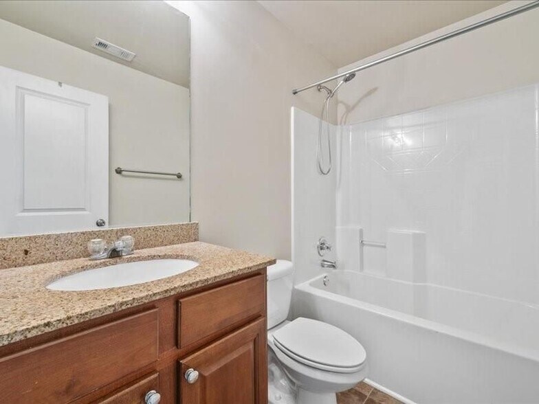 Building Photo - 472 Tufton Tr