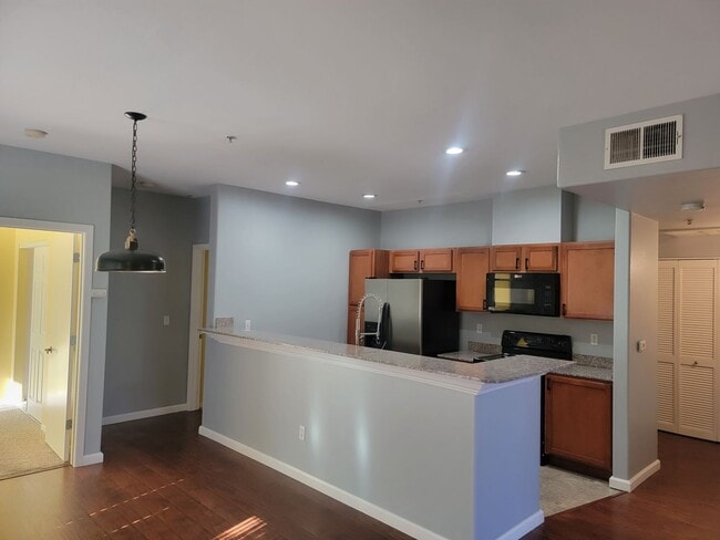 Building Photo - 3 Bedroom 2 Bath Condo