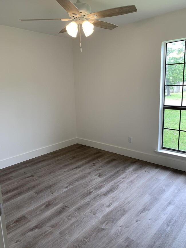 Building Photo - 1425 Mixon Dr
