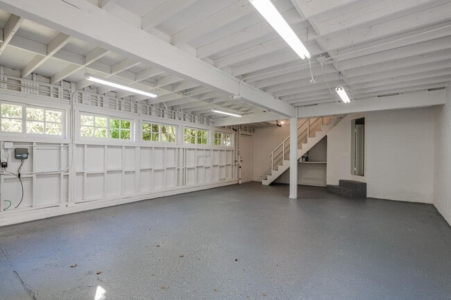Building Photo - Charming Burlingame Home, 2 Bedroom / 1 Ba...