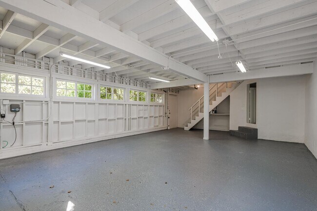 Building Photo - Charming Burlingame Home, 2 Bedroom / 1.5 ...