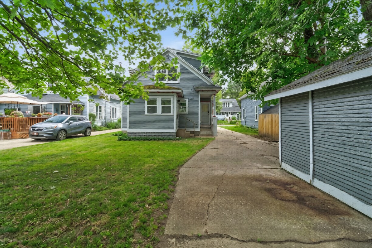 Building Photo - 1349 Portland Ave NE