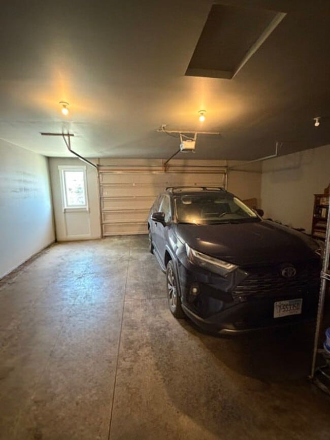 Building Photo - Gorgeous Silverbrook Home