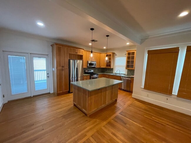 Building Photo - Freshly updated 2/2/Study home