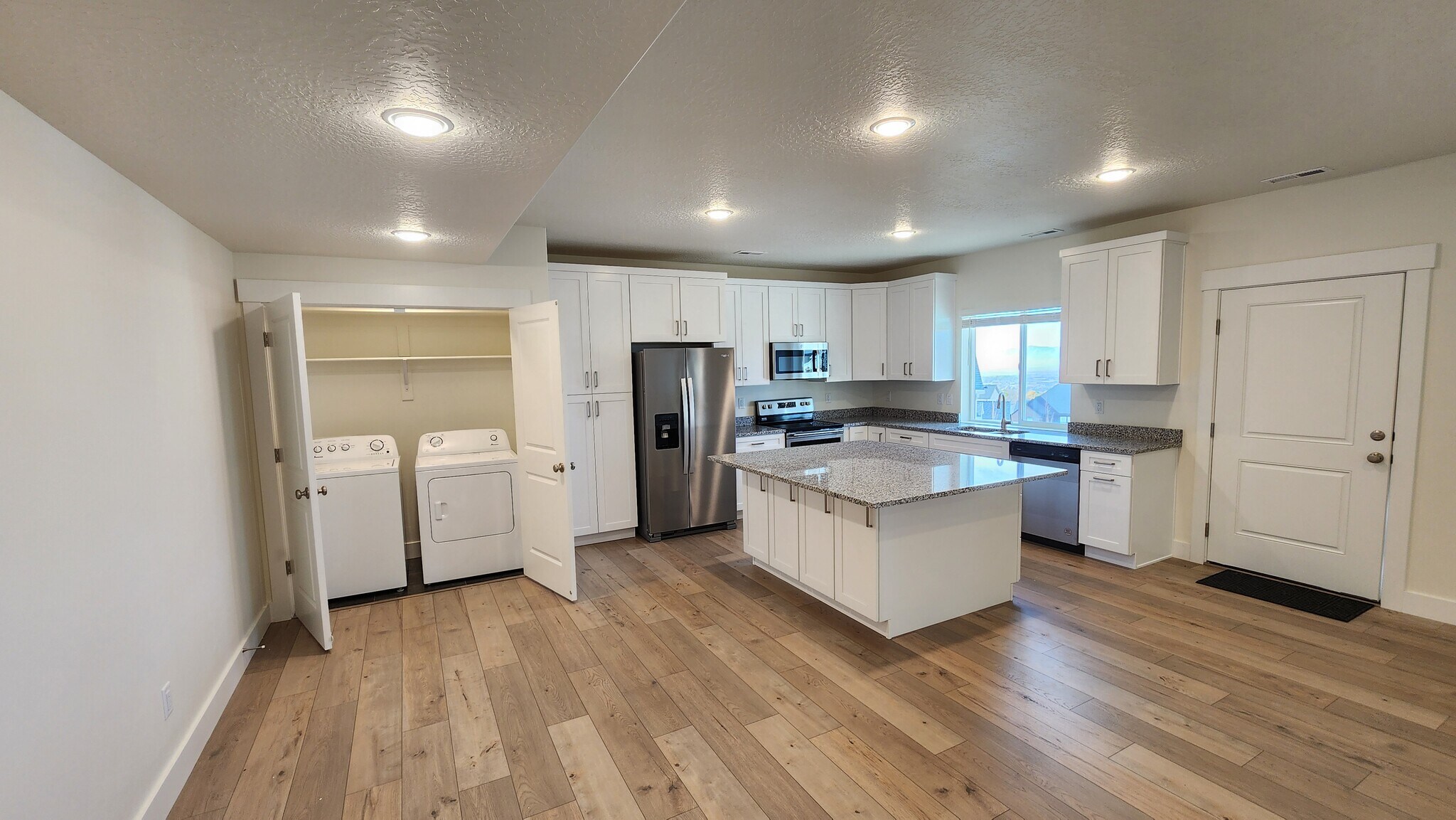 Kitchen, Nook, & Laundry - 1467 N Orchard Ridge Ln