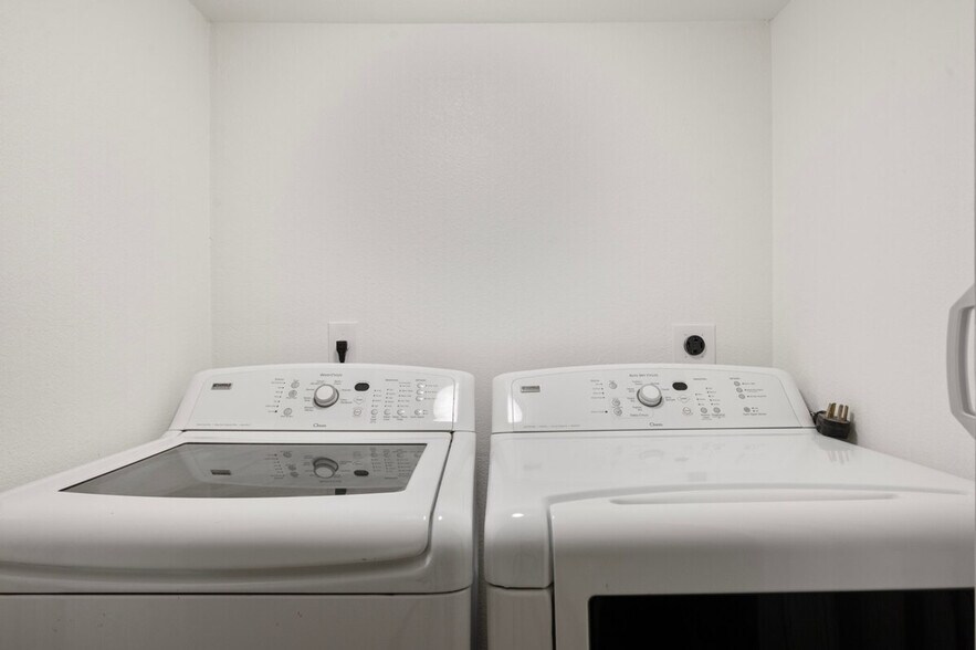 Building Photo - 3023 N 40th Ln