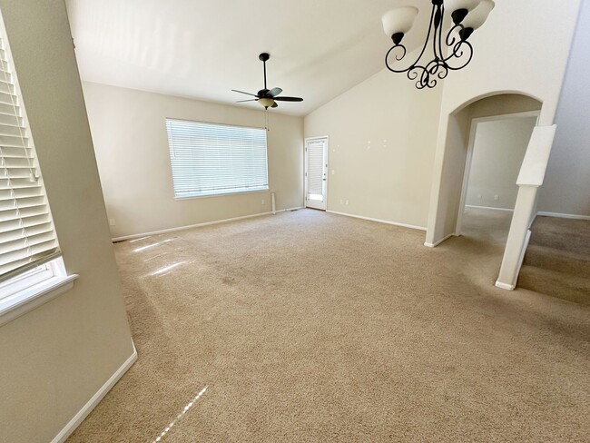 Building Photo - Bright, Spacious 2-Bedroom Home in Aurora with Room to Grow