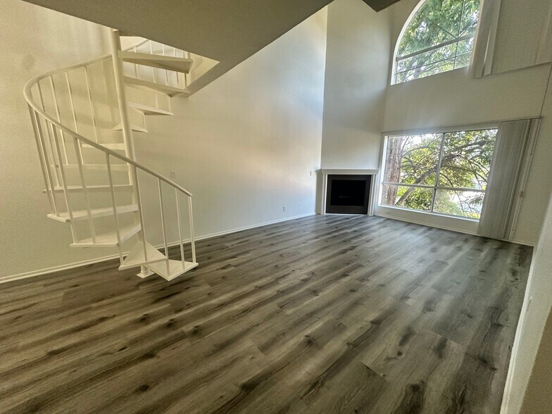 Building Photo - 15009 Moorpark St