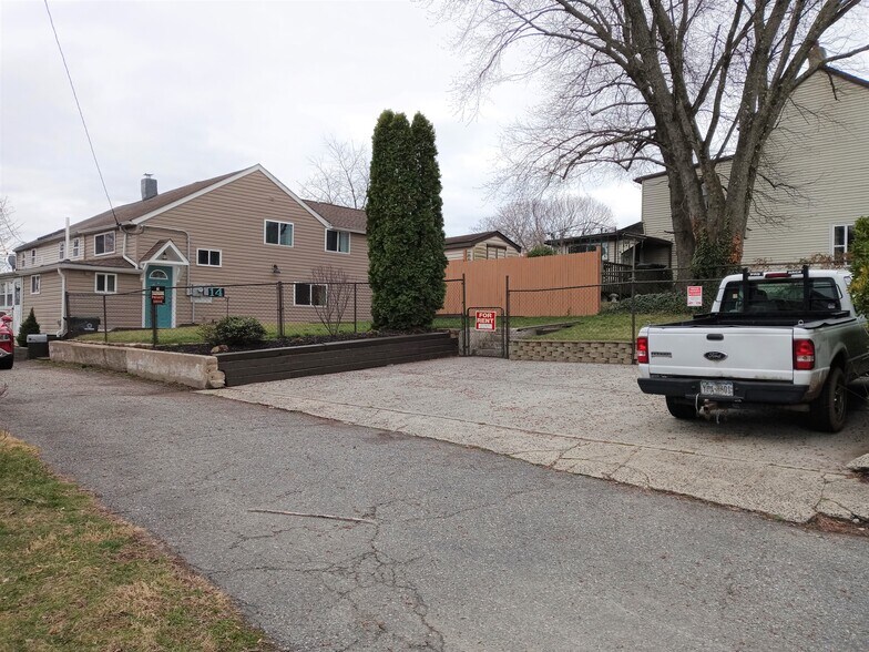 House on left/Yard/Private parking - 14 High St