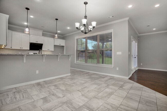 Building Photo - Very well maintained 4 Bed 3 Bath home in Great Location!