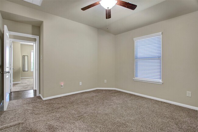 Building Photo - 1242 S Maple Dr