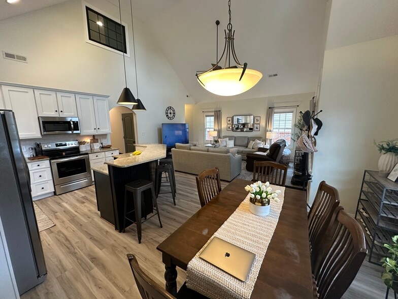 Building Photo - 521 Capstone Dr