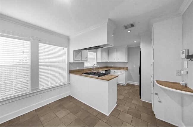 Building Photo - 7310 Moss Rose St