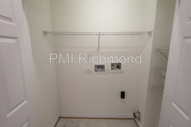 Building Photo - 5805 Park Creste Dr