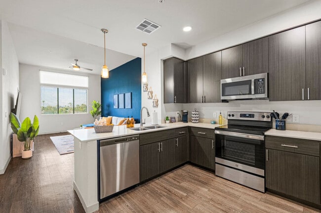 Building Photo - 711 W Broadway Rd