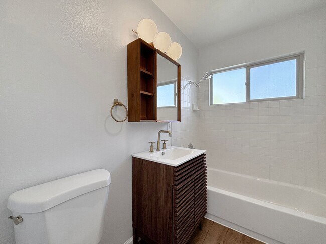 Building Photo - Upgraded 1BD/1BA Condo in Mission Hills W/...