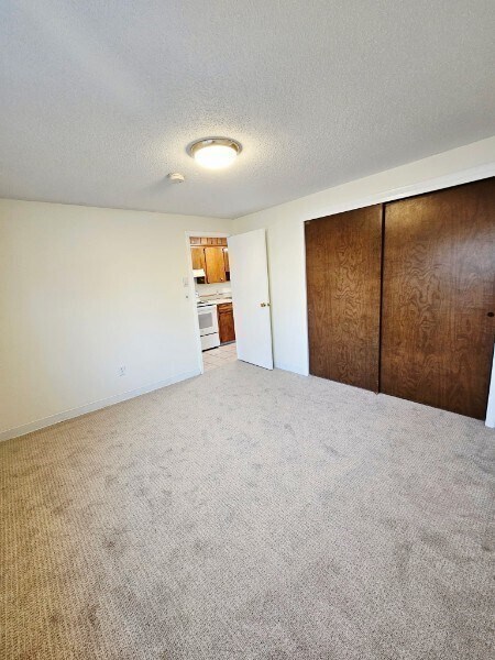 Building Photo - 17 Wysocki Dr