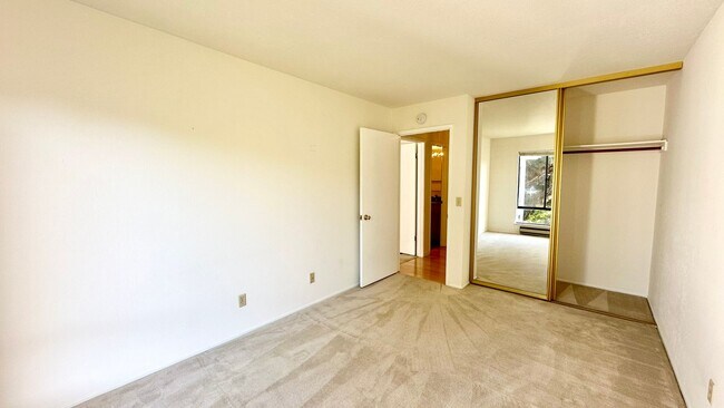 Building Photo - Top-floor with Storage Room & Huge Walk-In...